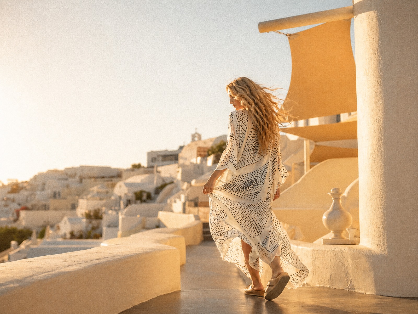Apoil — silhouette en mouvement, Santorin