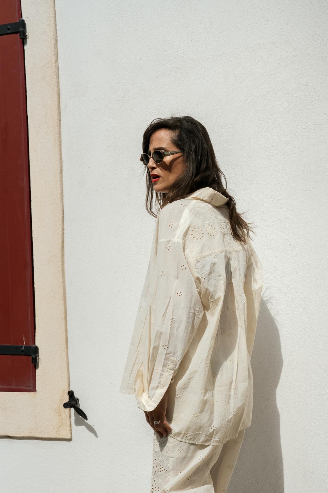Atelier Rose — chemise broderie anglaise écrue, lunettes de soleil
