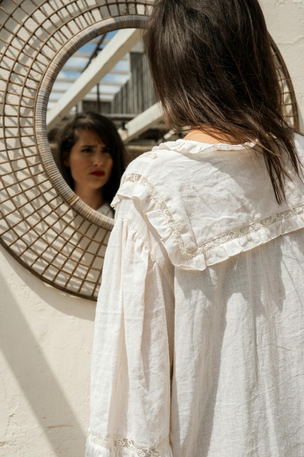 Atelier Rose — col volanté, miroir en rotin