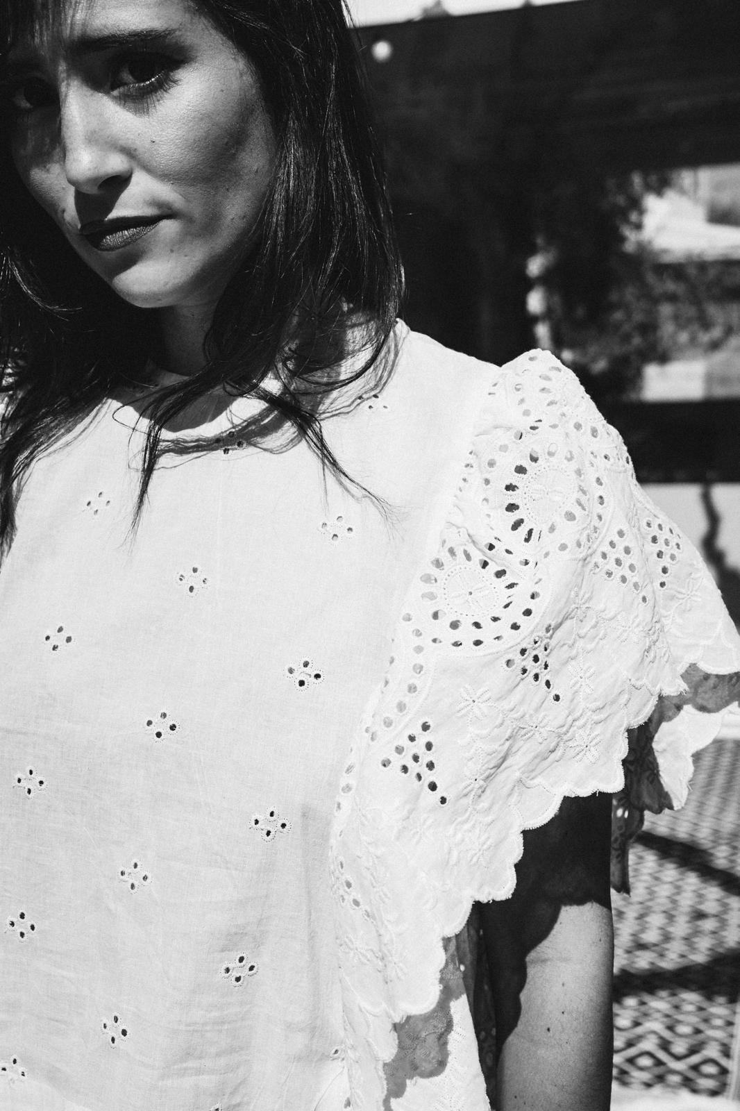 Atelier Rose — détail broderie anglaise, noir et blanc
