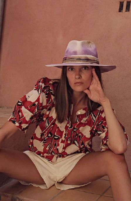 Favela Accessoires — chapeau feutre lavande, chemise imprimée, mur ocre