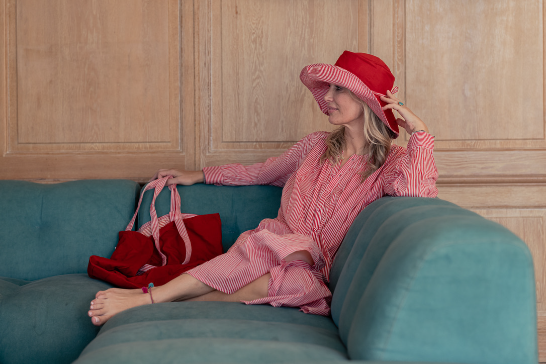 Favela Accessoires — chapeau et cabas rayés rouge et blanc, robe assortie, canapé velours vert