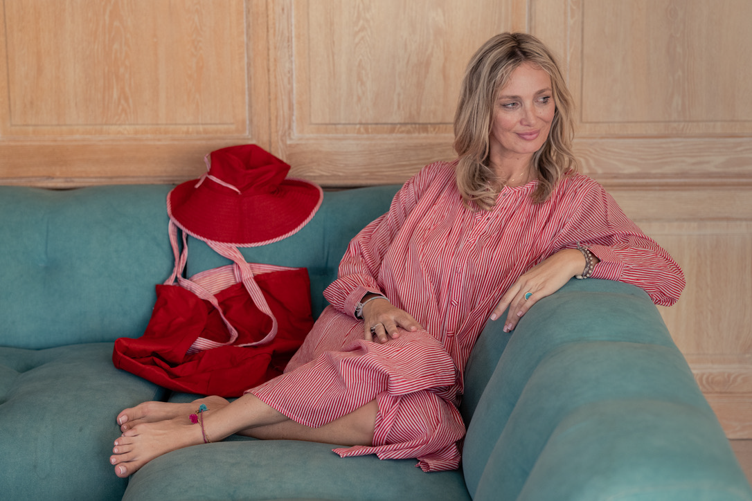 Favela Accessoires — chapeau capeline rouge et cabas rayé, robe assortie, intérieur boisé