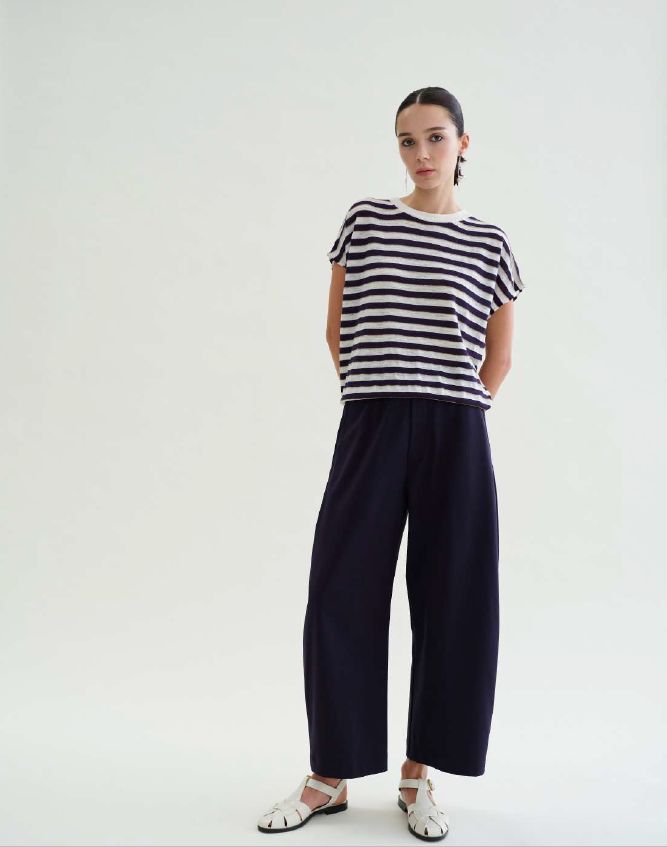 Floor — t-shirt rayé marine et pantalon large bleu nuit