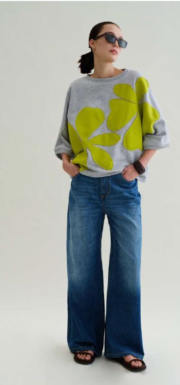 Floor — sweat gris fleurs vert lime et jean wide leg