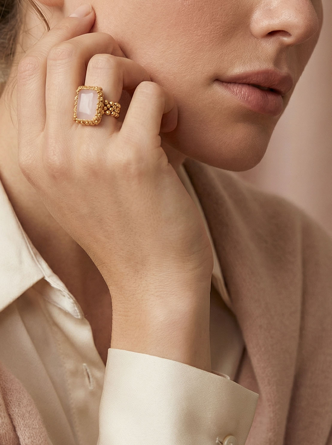 Ibu Jewels — gros plan bague pierre rose carrée, sertissage perlé doré