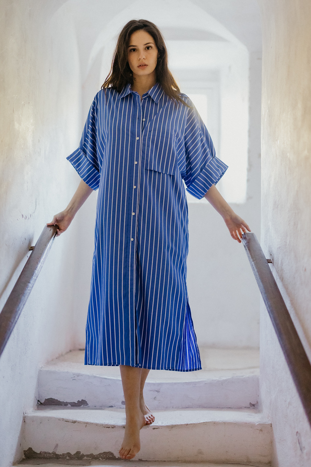 Marlo — robe chemise rayée bleue, escalier blanc chaulé
