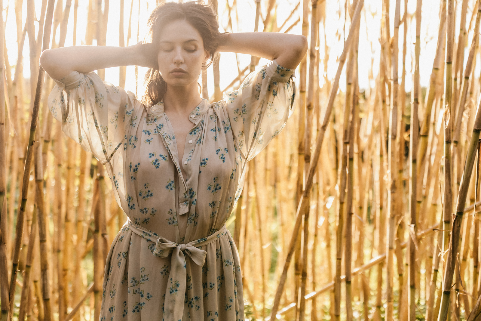 Marlo — robe pastel manches bouffantes, champ de bambous