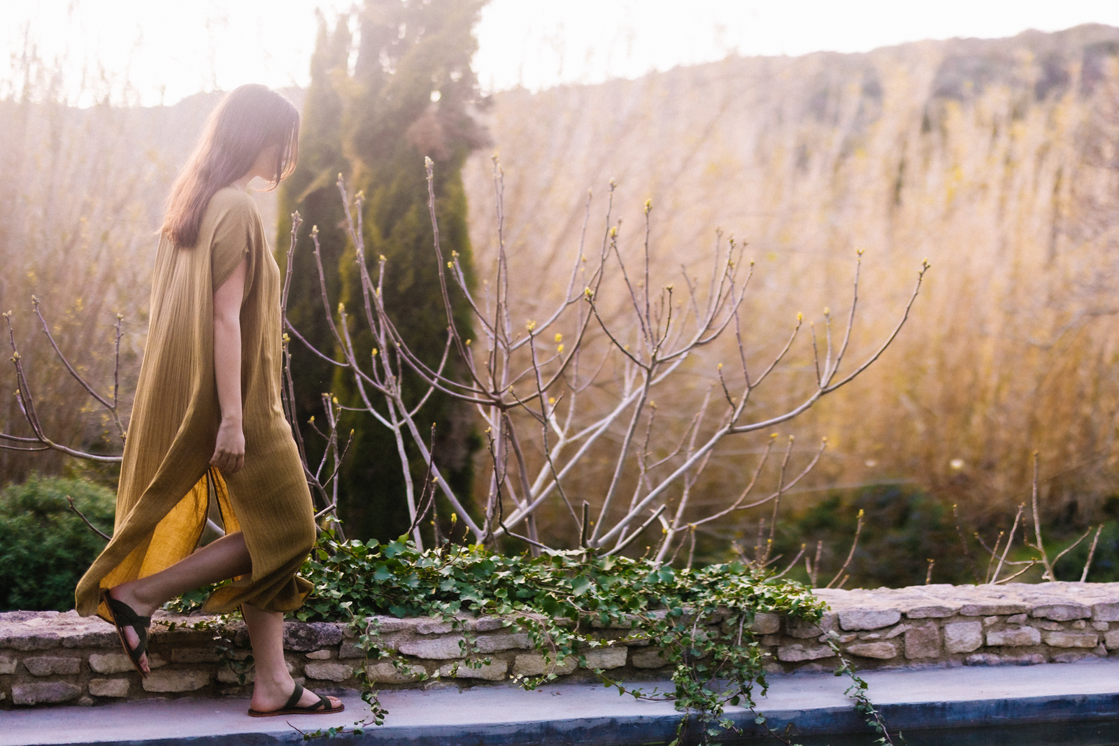 Marlo — robe longue ocre, marche au bord du bassin