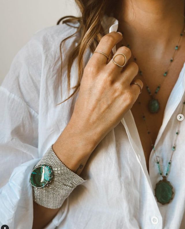 Rakhime — bracelet manchette pierre turquoise et sautoirs perlés, chemise blanche