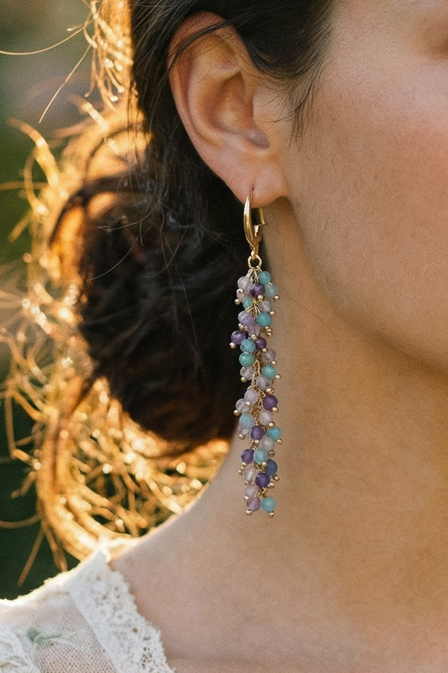 Rakhime — boucle longue en pierres lilas et turquoise, détail oreille