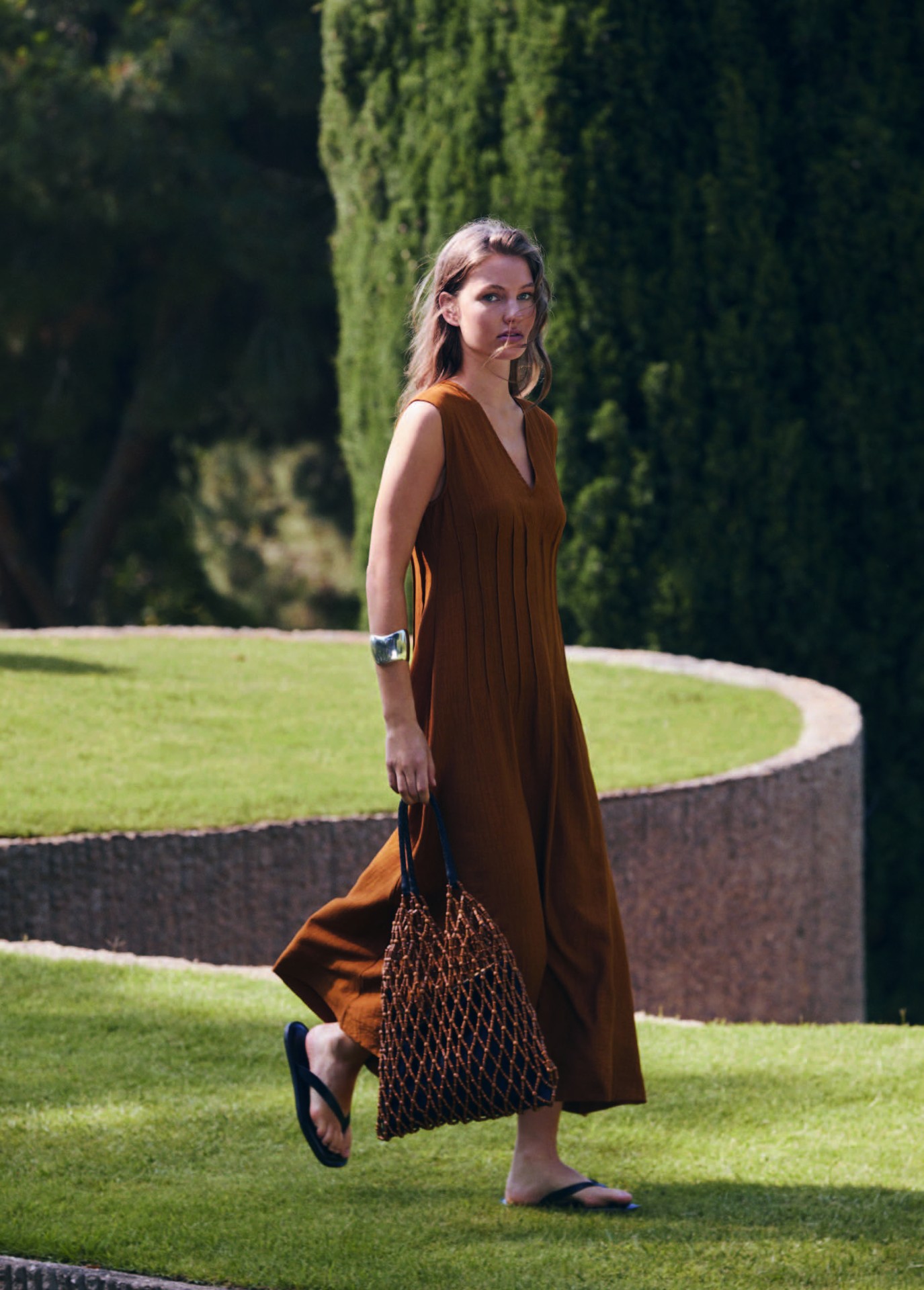 Yerse — robe longue rouille plissée, jardin topiaire